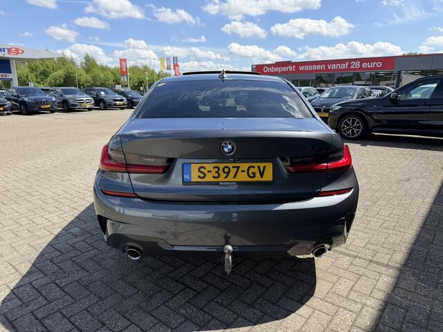BMW 3-SERIE 330i High Executive M Sport Schuif-/ Kanteldak 19 Inch Wegklapbare trekhaak Achteruitrijcamera Carplay Stoelverwarming