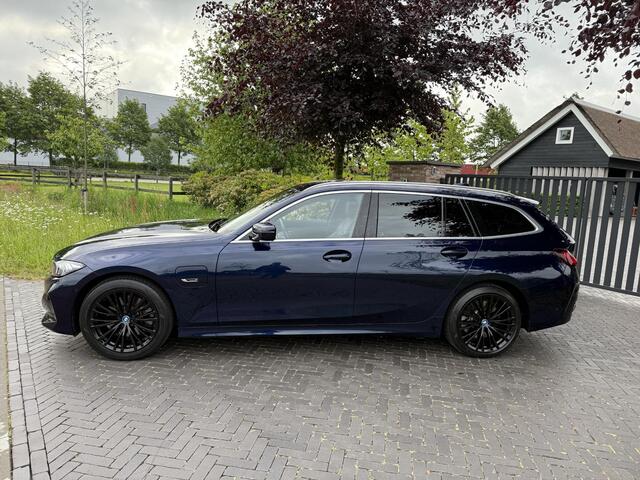 BMW 3-SERIE Touring 320e | Nieuw Model | Camera | Zwarte Hemel | NL-Auto | Cruise control adaptief met Stop&Go |