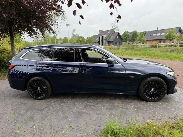BMW 3-SERIE Touring 320e | Nieuw Model | Camera | Zwarte Hemel | NL-Auto | Cruise control adaptief met Stop&Go |