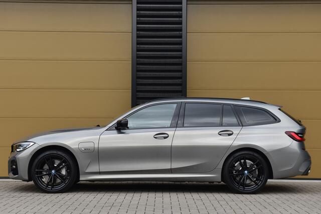 BMW 3-SERIE Touring 330e xDrive High Executive * M-Sport * Panoramadak * SOH 94% * Comforttoegang * Head-up * Sfeerverlichting *
