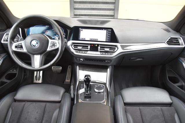 BMW 3-SERIE Touring 330e xDrive High Executive * M-Sport * Panoramadak * SOH 94% * Comforttoegang * Head-up * Sfeerverlichting *