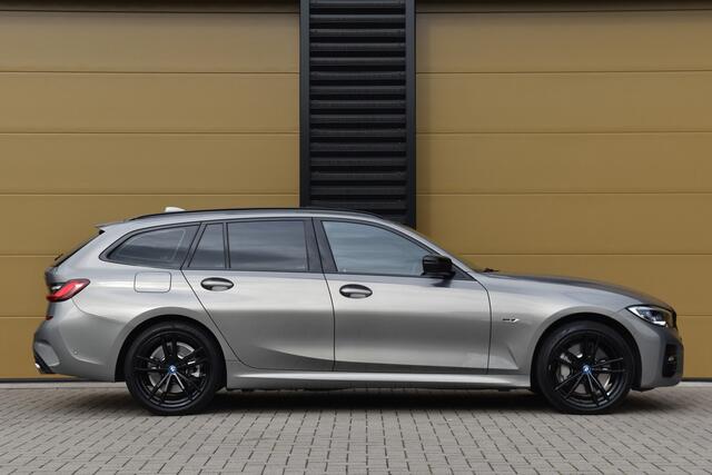 BMW 3-SERIE Touring 330e xDrive High Executive * M-Sport * Panoramadak * SOH 94% * Comforttoegang * Head-up * Sfeerverlichting *