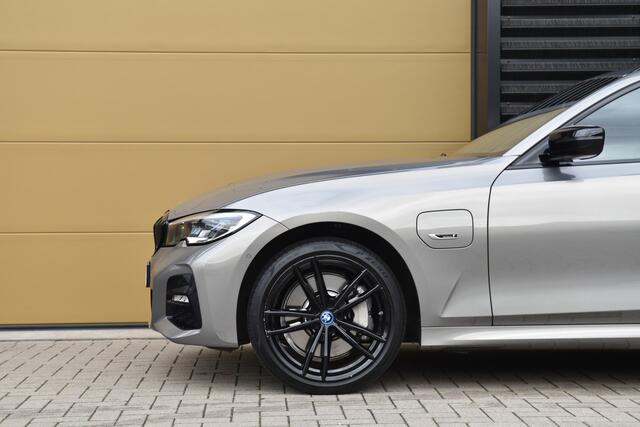 BMW 3-SERIE Touring 330e xDrive High Executive * M-Sport * Panoramadak * SOH 94% * Comforttoegang * Head-up * Sfeerverlichting *