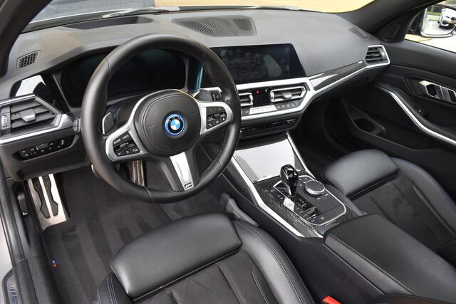 BMW 3-SERIE Touring 330e xDrive High Executive * M-Sport * Panoramadak * SOH 94% * Comforttoegang * Head-up * Sfeerverlichting *