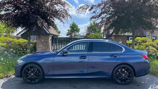 BMW 3-SERIE 318i High Executive | 19 Inch | Sfeerverlichting | Sportstoelen | NL-Auto |