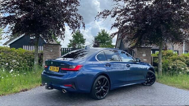 BMW 3-SERIE 318i High Executive | 19 Inch | Sfeerverlichting | Sportstoelen | NL-Auto |