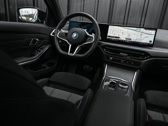 BMW 3-SERIE Touring 330e xDrive | Accu 19,5kWh | Trekhaak | Panorama dak | Active Cruise | Camera | Ambiance interieur