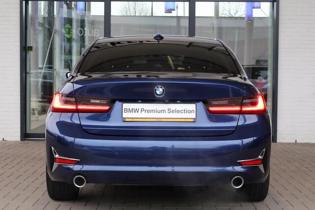 BMW 3-SERIE 320i High Executive | Luxury Line | Voorstoelen Verwarmd | Apple Carplay | Lentevoordeel