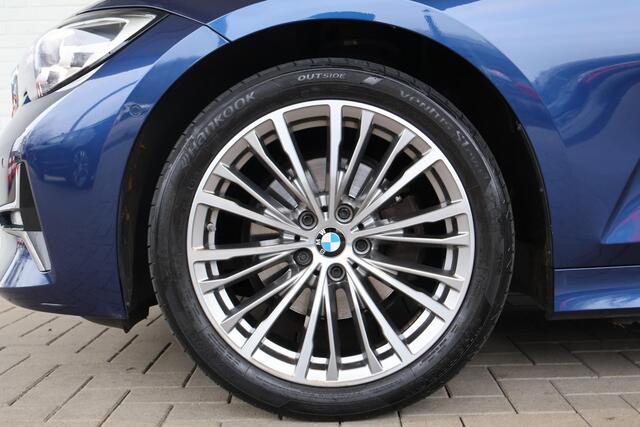 BMW 3-SERIE 320i High Executive | Luxury Line | Voorstoelen Verwarmd | Apple Carplay | Lentevoordeel