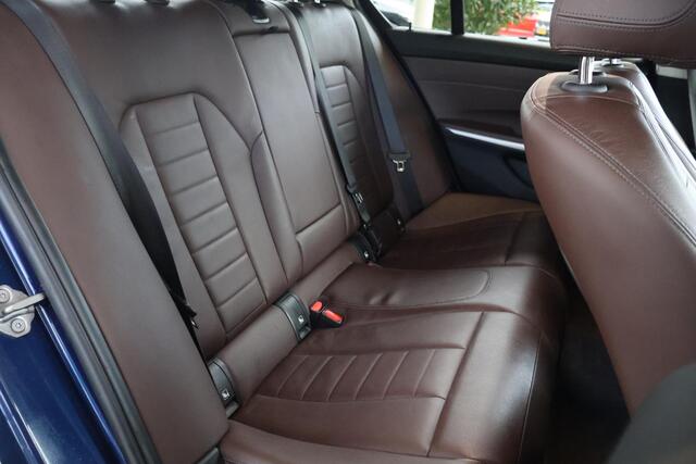 BMW 3-SERIE 320i High Executive | Luxury Line | Voorstoelen Verwarmd | Apple Carplay | Lentevoordeel