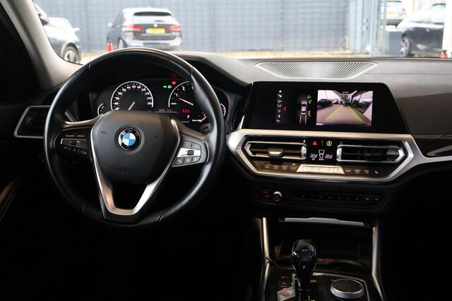 BMW 3-SERIE 320i High Executive | Luxury Line | Voorstoelen Verwarmd | Apple Carplay | Lentevoordeel