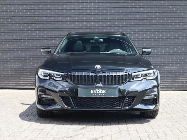 BMW 3-SERIE Touring 320e xDrive High Executive M Sport Pakket Automaat / Live Cockpit Professional / Adaptief M Onderstel / Panoramadak / Stoelverwarming / Extra Getint Glas / LED / 19 Inch / Hifi / Lichtpakket