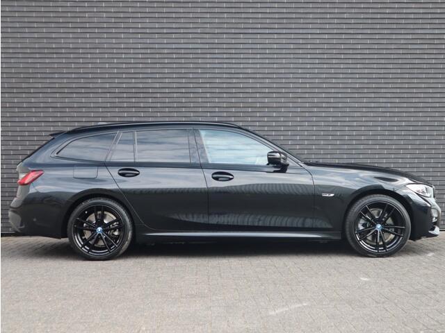 BMW 3-SERIE Touring 320e xDrive High Executive M Sport Pakket Automaat / Live Cockpit Professional / Adaptief M Onderstel / Panoramadak / Stoelverwarming / Extra Getint Glas / LED / 19 Inch / Hifi / Lichtpakket