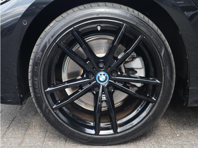 BMW 3-SERIE Touring 320e xDrive High Executive M Sport Pakket Automaat / Live Cockpit Professional / Adaptief M Onderstel / Panoramadak / Stoelverwarming / Extra Getint Glas / LED / 19 Inch / Hifi / Lichtpakket