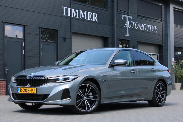 BMW 3-SERIE 320e Sedan Facelift - zwart leder - 19 Inch - Head Up - Nederlandse BMW - Dealer onderhouden - Geblindeerde ramen - Sport Stoelen - Achteruitrijcamera - Hifi speakers