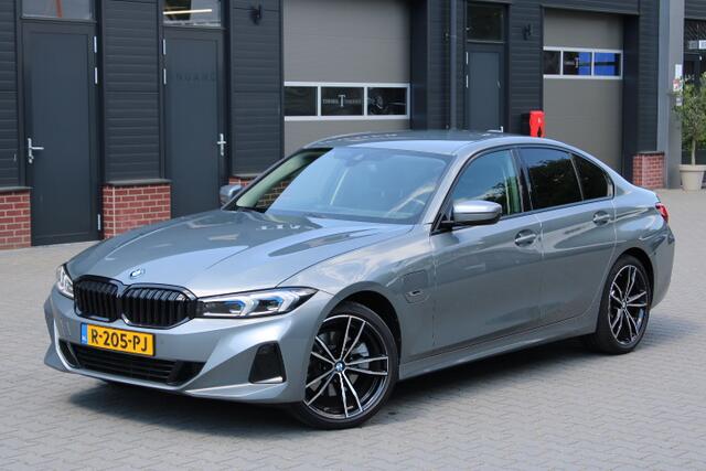 BMW 3-SERIE 320e Sedan Facelift - zwart leder - 19 Inch - Head Up - Nederlandse BMW - Dealer onderhouden - Geblindeerde ramen - Sport Stoelen - Achteruitrijcamera - Hifi speakers