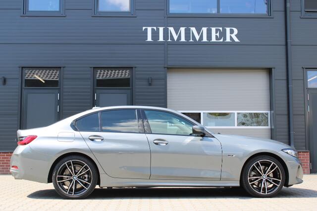 BMW 3-SERIE 320e Sedan Facelift - zwart leder - 19 Inch - Head Up - Nederlandse BMW - Dealer onderhouden - Geblindeerde ramen - Sport Stoelen - Achteruitrijcamera - Hifi speakers
