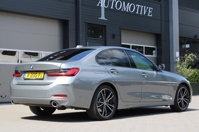 BMW 3-SERIE 320e Sedan Facelift - zwart leder - 19 Inch - Head Up - Nederlandse BMW - Dealer onderhouden - Geblindeerde ramen - Sport Stoelen - Achteruitrijcamera - Hifi speakers