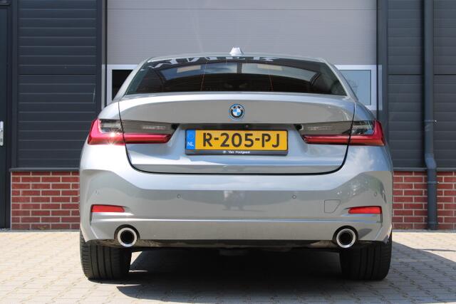 BMW 3-SERIE 320e Sedan Facelift - zwart leder - 19 Inch - Head Up - Nederlandse BMW - Dealer onderhouden - Geblindeerde ramen - Sport Stoelen - Achteruitrijcamera - Hifi speakers