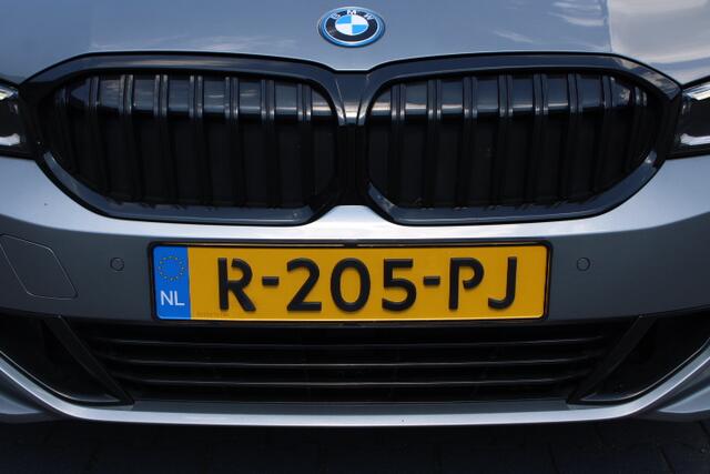 BMW 3-SERIE 320e Sedan Facelift - zwart leder - 19 Inch - Head Up - Nederlandse BMW - Dealer onderhouden - Geblindeerde ramen - Sport Stoelen - Achteruitrijcamera - Hifi speakers