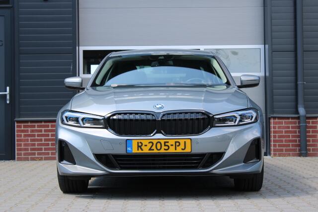 BMW 3-SERIE 320e Sedan Facelift - zwart leder - 19 Inch - Head Up - Nederlandse BMW - Dealer onderhouden - Geblindeerde ramen - Sport Stoelen - Achteruitrijcamera - Hifi speakers