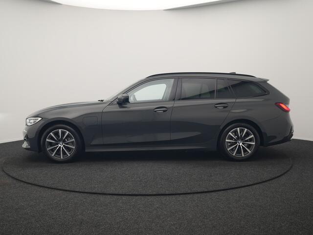 BMW 3-SERIE Touring 330e Sport Line PHEV 293pk Dealer O.H. DRAVITGRAU | Trekhaak Af Fabriek | Adaptive Cruise | 360 Camera | Lederen Sportstoelen Memory & Verwarmd | Sfeerverlichting | Stuur Verwarmd | Apple Carplay | Navigatie | DAB | Plug In Hybrid |