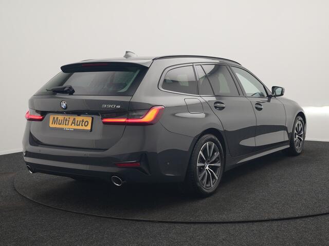 BMW 3-SERIE Touring 330e Sport Line PHEV 293pk Dealer O.H. DRAVITGRAU | Trekhaak Af Fabriek | Adaptive Cruise | 360 Camera | Lederen Sportstoelen Memory & Verwarmd | Sfeerverlichting | Stuur Verwarmd | Apple Carplay | Navigatie | DAB | Plug In Hybrid |