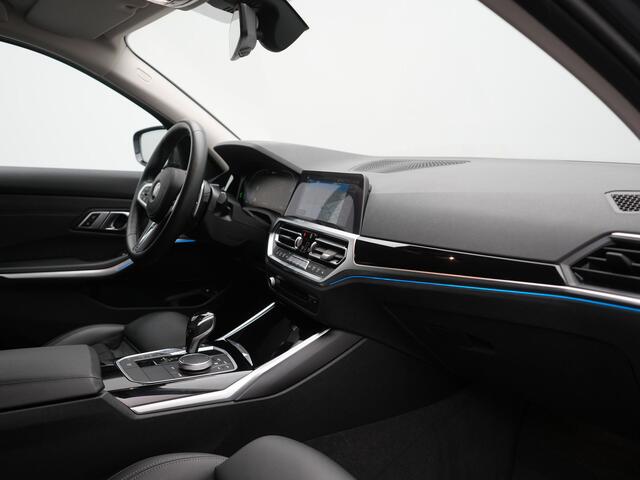 BMW 3-SERIE Touring 330e Sport Line PHEV 293pk Dealer O.H. DRAVITGRAU | Trekhaak Af Fabriek | Adaptive Cruise | 360 Camera | Lederen Sportstoelen Memory & Verwarmd | Sfeerverlichting | Stuur Verwarmd | Apple Carplay | Navigatie | DAB | Plug In Hybrid |