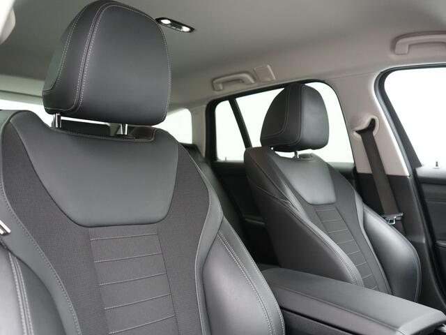 BMW 3-SERIE Touring 330e Sport Line PHEV 293pk Dealer O.H. DRAVITGRAU | Trekhaak Af Fabriek | Adaptive Cruise | 360 Camera | Lederen Sportstoelen Memory & Verwarmd | Sfeerverlichting | Stuur Verwarmd | Apple Carplay | Navigatie | DAB | Plug In Hybrid |