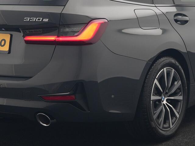 BMW 3-SERIE Touring 330e Sport Line PHEV 293pk Dealer O.H. DRAVITGRAU | Trekhaak Af Fabriek | Adaptive Cruise | 360 Camera | Lederen Sportstoelen Memory & Verwarmd | Sfeerverlichting | Stuur Verwarmd | Apple Carplay | Navigatie | DAB | Plug In Hybrid |