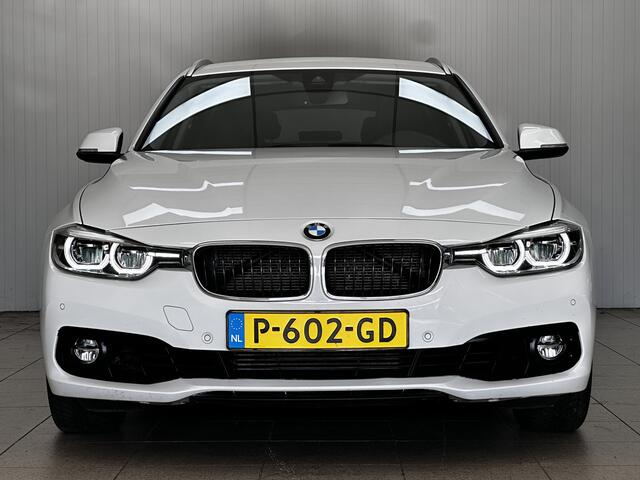 BMW 3-SERIE Touring 318i High Executive/ Facelift!/ LED Koplampen/ Stoelverw./ Keyless-GO/ Extra getint glas/ Camera/ PDC V+A/ Elek. Kofferklep/ Navi/ Bluetooth/ Multi. Stuur/ LED Mistl./ Dakrails/ Chroom.
