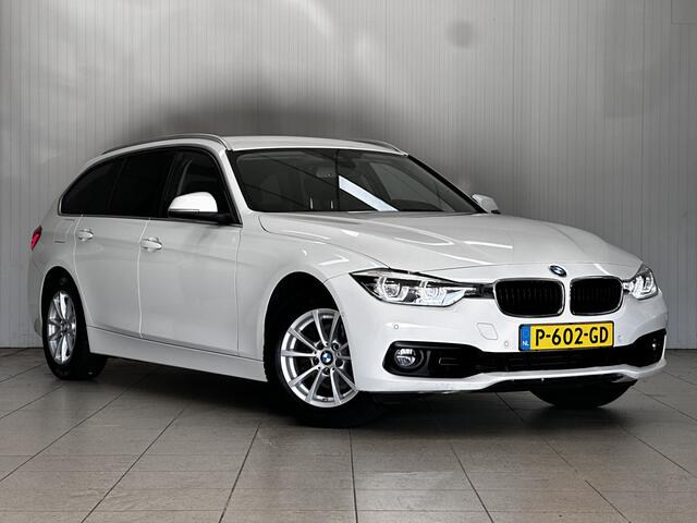 BMW 3-SERIE Touring 318i High Executive/ Facelift!/ LED Koplampen/ Stoelverw./ Keyless-GO/ Extra getint glas/ Camera/ PDC V+A/ Elek. Kofferklep/ Navi/ Bluetooth/ Multi. Stuur/ LED Mistl./ Dakrails/ Chroom.
