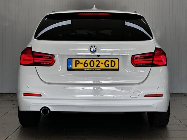 BMW 3-SERIE Touring 318i High Executive/ Facelift!/ LED Koplampen/ Stoelverw./ Keyless-GO/ Extra getint glas/ Camera/ PDC V+A/ Elek. Kofferklep/ Navi/ Bluetooth/ Multi. Stuur/ LED Mistl./ Dakrails/ Chroom.
