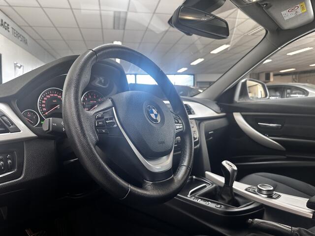 BMW 3-SERIE Touring 318i High Executive/ Facelift!/ LED Koplampen/ Stoelverw./ Keyless-GO/ Extra getint glas/ Camera/ PDC V+A/ Elek. Kofferklep/ Navi/ Bluetooth/ Multi. Stuur/ LED Mistl./ Dakrails/ Chroom.