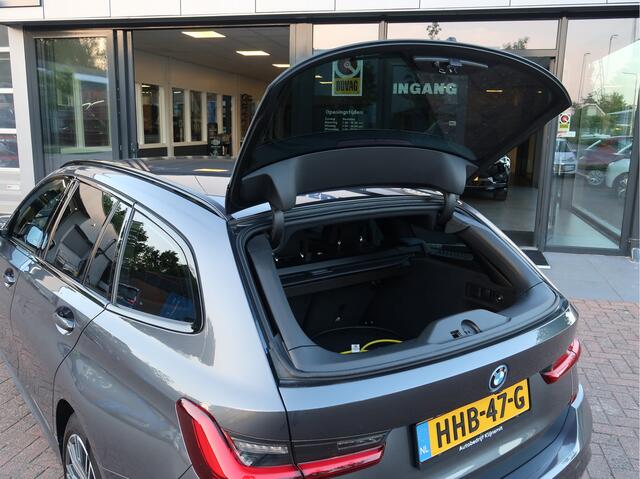 BMW 3-SERIE Touring 330e High Exec. PHEV M-Sport | Leder | ACC | Camera | Trekhaak |