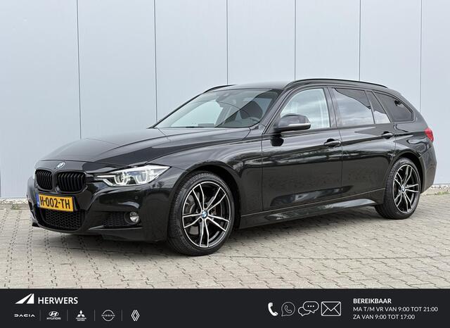 BMW 3-SERIE Touring 330i xDrive High Executive 8AT AUTOMAAT / 252PK / AWD / Navigatie / Parkeersensoren Voor & Achter / Elektrische achterklep / Stoelverwarming voor / LMV / Historie aanwezig / 1ste Eigenaar 5 jaar in NL / 1800KG Trekgewicht / BMW Led lampen /
