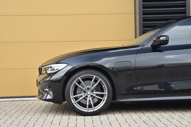 BMW 3-SERIE 330e eDrive Edition * Sportstoelen * Hifi Proffesional * Achteruitrijcamera * 19 inch Velgen *