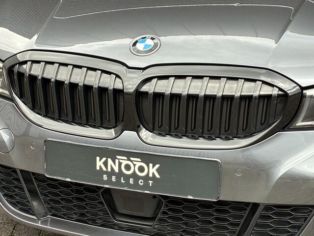 BMW 3-SERIE Sedan 320i High Executive M Sport Pakket Automaat / Live Cockpit Professional / Leder / 19 Inch / Head-Up Display / Adaptive Cruise Control / Hifi / Shadow Line / M Sportremsysteem / Achteruitrijcamera