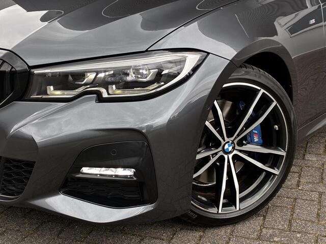 BMW 3-SERIE Sedan 320i High Executive M Sport Pakket Automaat / Live Cockpit Professional / Leder / 19 Inch / Head-Up Display / Adaptive Cruise Control / Hifi / Shadow Line / M Sportremsysteem / Achteruitrijcamera