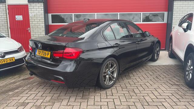 BMW 3-SERIE 318i M Sport Edition M-PAKKET / BLACK OPTIC / FULL LED / LEDER / STOELVERW / GR NAVI / CLIMA / PDC / BLUETOOTH / CRUISE / NL-AUTO