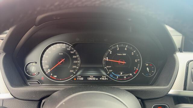 BMW 3-SERIE 318i M Sport Edition M-PAKKET / BLACK OPTIC / FULL LED / LEDER / STOELVERW / GR NAVI / CLIMA / PDC / BLUETOOTH / CRUISE / NL-AUTO