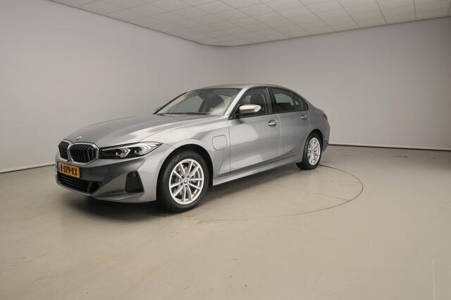BMW 3-SERIE Sedan 320e | LED | Leder | Navigatie | Sportstoelen | Clima | PDC | DAB | Alu 17 inch