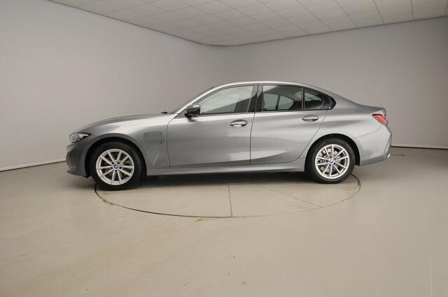 BMW 3-SERIE Sedan 320e | LED | Leder | Navigatie | Sportstoelen | Clima | PDC | DAB | Alu 17 inch