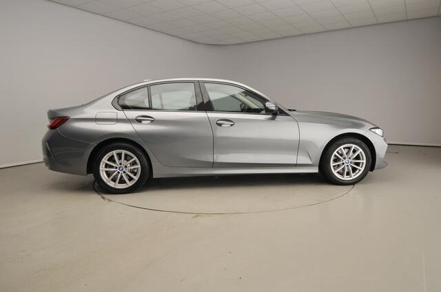 BMW 3-SERIE Sedan 320e | LED | Leder | Navigatie | Sportstoelen | Clima | PDC | DAB | Alu 17 inch