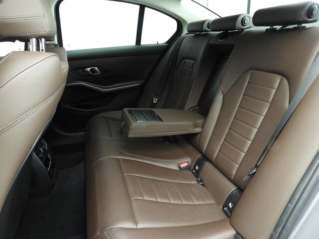 BMW 3-SERIE Sedan 320e | LED | Leder | Navigatie | Sportstoelen | Clima | PDC | DAB | Alu 17 inch