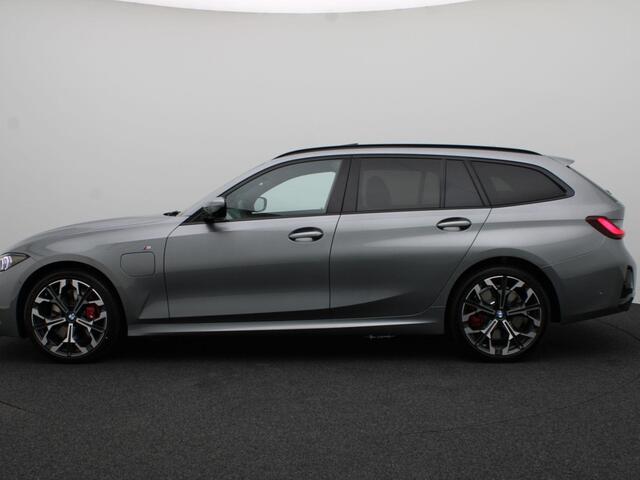BMW 3-SERIE Touring 330e M Sportpakket Pro | Innovation Pack | Comfort Pack | Trekhaak | Panoramadak | Elektrisch Verstelbare Stoelen | Driving Assistant Professional | Harman Kardon | 19'' | Ekris Selection