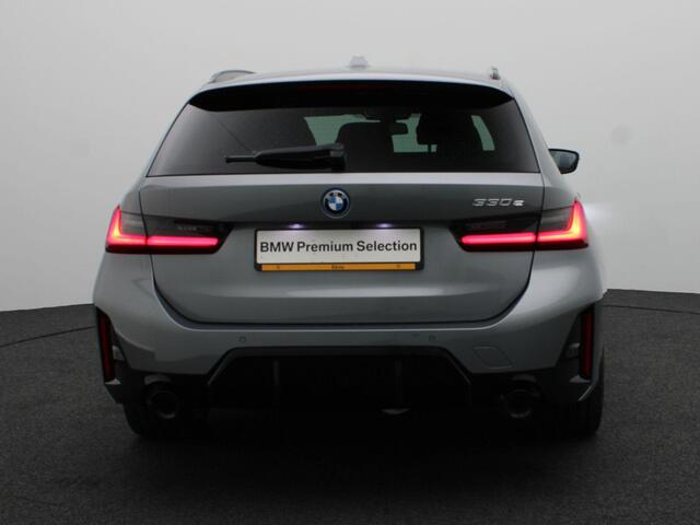 BMW 3-SERIE Touring 330e M Sportpakket Pro | Innovation Pack | Comfort Pack | Trekhaak | Panoramadak | Elektrisch Verstelbare Stoelen | Driving Assistant Professional | Harman Kardon | 19'' | Ekris Selection