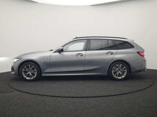 BMW 3-SERIE Touring 320e Sportline FACELIFT PHEV Dealer O.H | Panodak | Widescreen Navi | Harman Kardon | Camera | Keyless | Stuurverwarming | Apple Carplay | BLIS | Plug In Hybrid