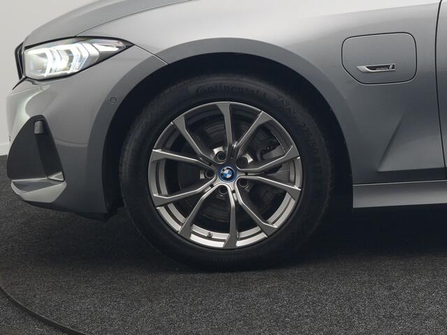 BMW 3-SERIE Touring 320e Sportline FACELIFT PHEV Dealer O.H | Panodak | Widescreen Navi | Harman Kardon | Camera | Keyless | Stuurverwarming | Apple Carplay | BLIS | Plug In Hybrid