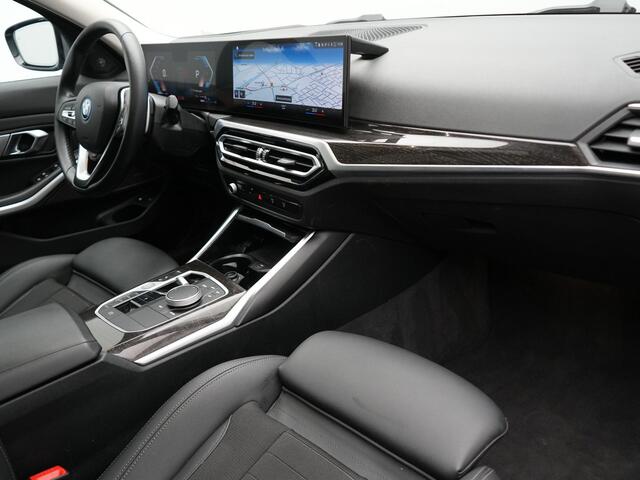 BMW 3-SERIE Touring 320e Sportline FACELIFT PHEV Dealer O.H | Panodak | Widescreen Navi | Harman Kardon | Camera | Keyless | Stuurverwarming | Apple Carplay | BLIS | Plug In Hybrid